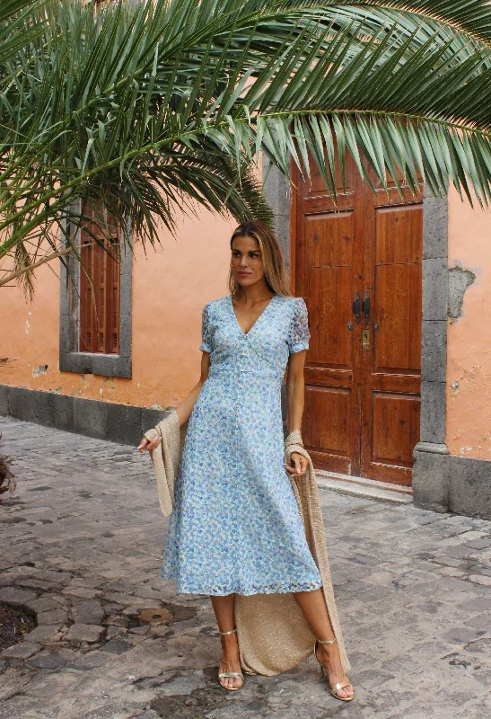 Midi dresses with keyhole backs for a flirty and unexpected detail Floral Midi Tea Dress Midi dresses with keyhole backs for a flirty and unexpected detail Floral Midi Tea Dress