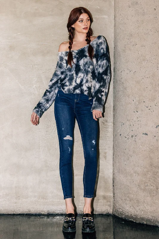Oversized Denim Top for a Relaxed and Casual VibeDestructed Ankle Skinny Jeans