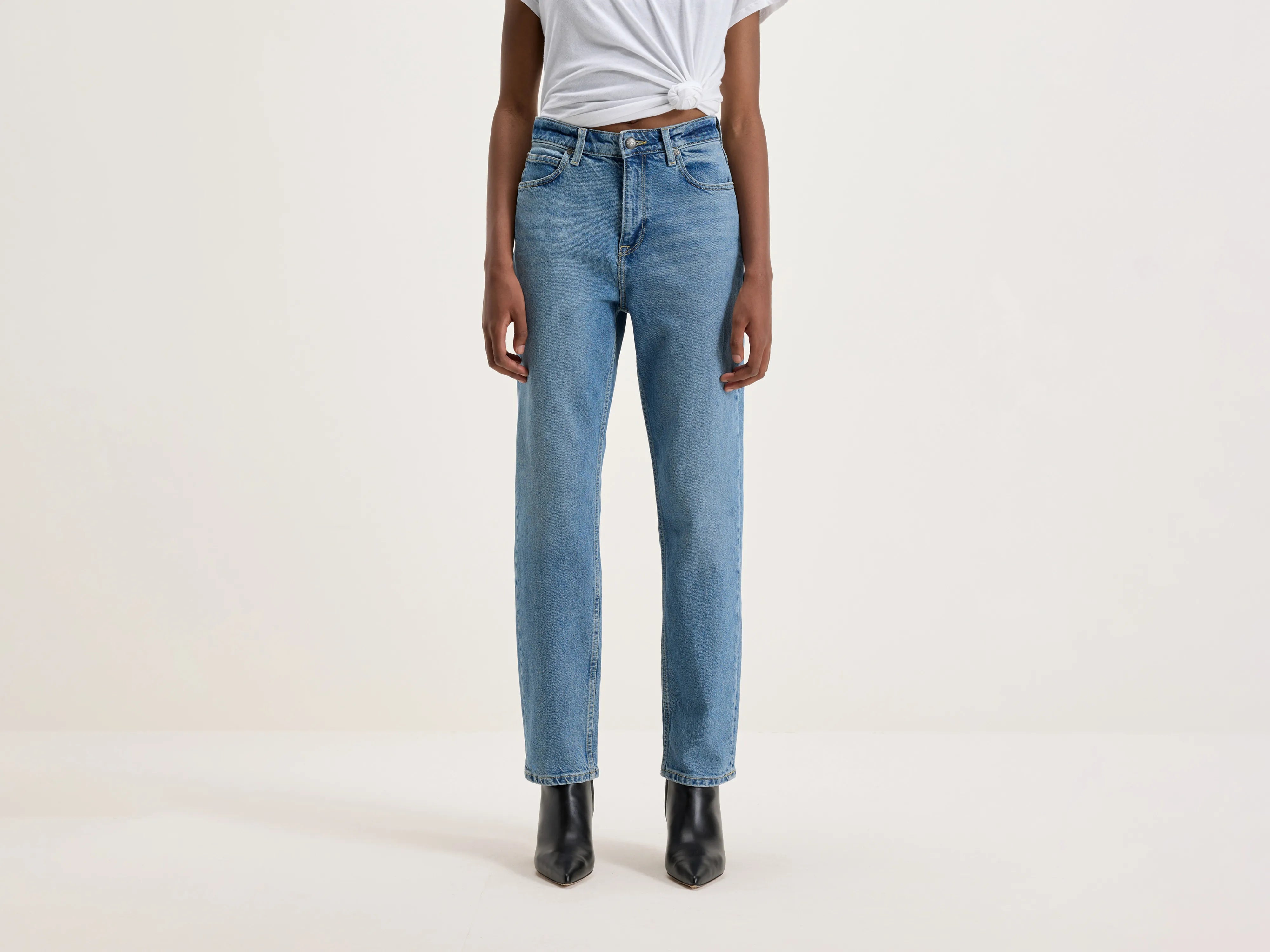 Denim Top with a Metallic Accent for a Shiny LookCarol Jeans (242 / W / MD BLUE STONE) Denim Top with a Metallic Accent for a Shiny LookCarol Jeans (242 / W / MD BLUE STONE)
