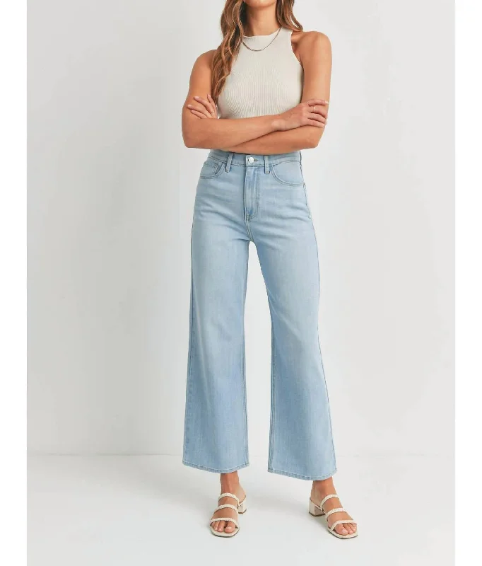 Women's denim shorts - style pants Light - wash women jeans for a fresh and summery appearance Retro Wide Straight Jeans In Light Denim Women's denim shorts - style pants Light - wash women jeans for a fresh and summery appearance Retro Wide Straight Jeans In Light Denim