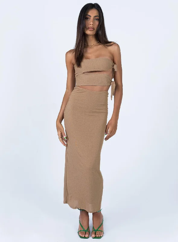 Prom dresses with tiered ruffled sleeves and satin skirts for a feminine and voluminous lookCatherine Maxi Dress Brown Prom dresses with tiered ruffled sleeves and satin skirts for a feminine and voluminous lookCatherine Maxi Dress Brown
